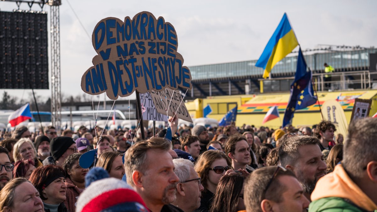 Lidé se sešli na Letenské pláni na shromáždění Milionu chvilek pro demokracii. (21.3.2026)