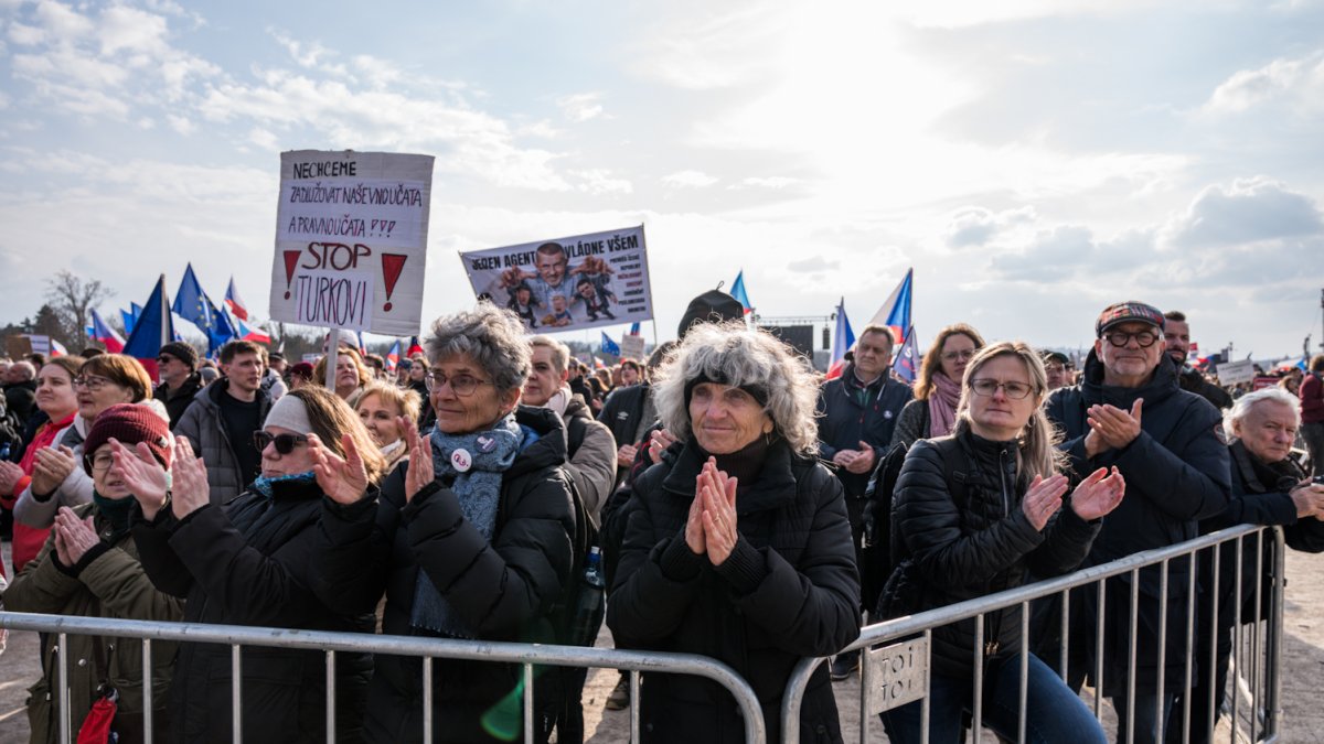 Lidé se sešli na Letenské pláni na shromáždění Milionu chvilek pro demokracii. (21.3.2026)