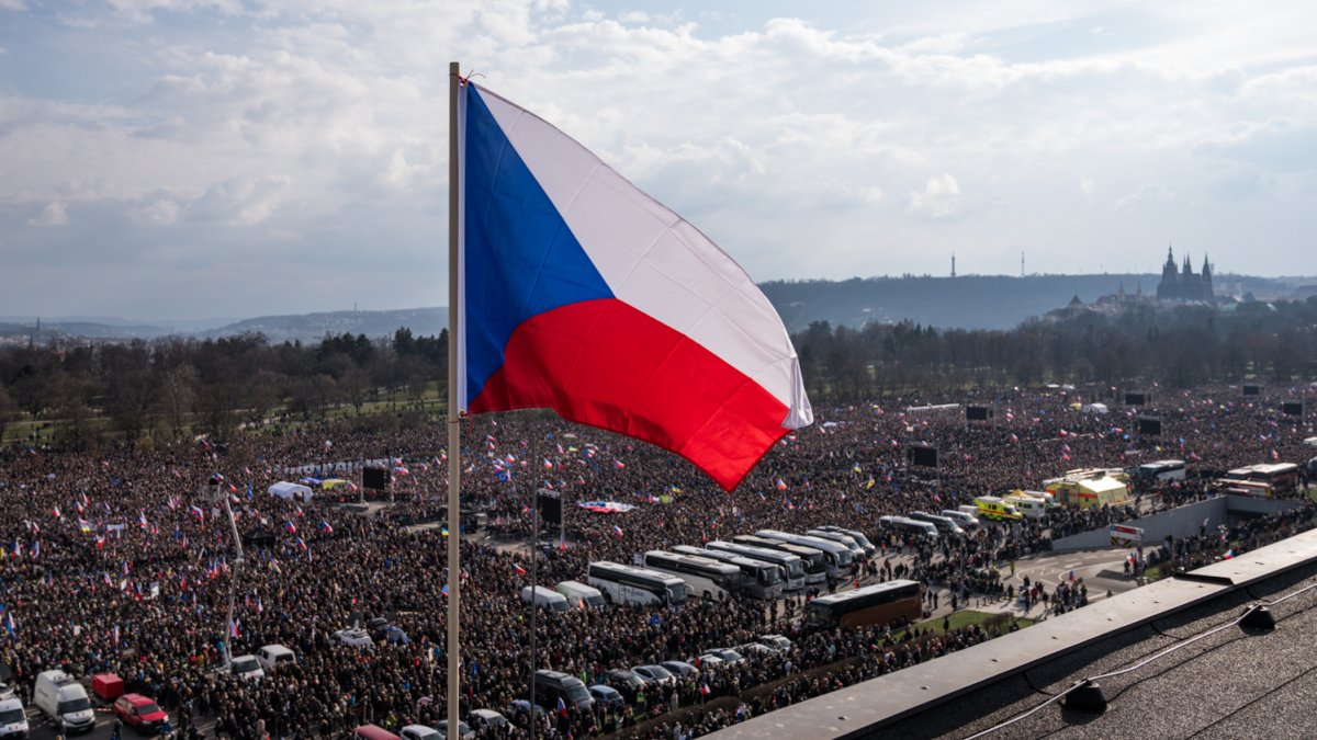 Lidé se sešli na Letenské pláni na shromáždění Milionu chvilek pro demokracii. (21.3.2026)