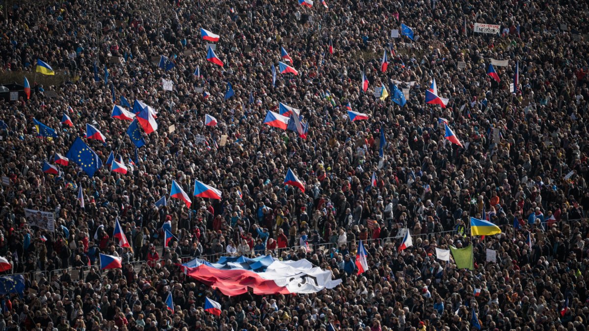 Lidé se sešli na Letenské pláni na shromáždění Milionu chvilek pro demokracii. (21.3.2026)