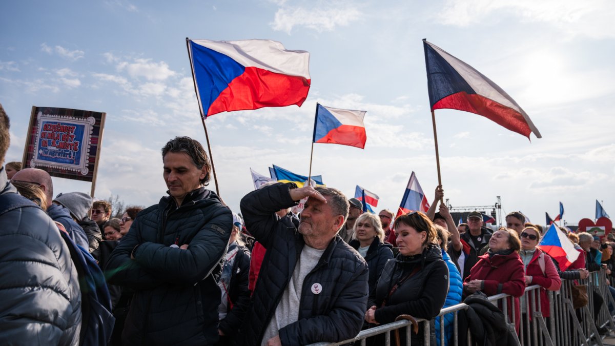 Lidé se sešli na Letenské pláni na shromáždění Milionu chvilek pro demokracii. (21.3.2026)