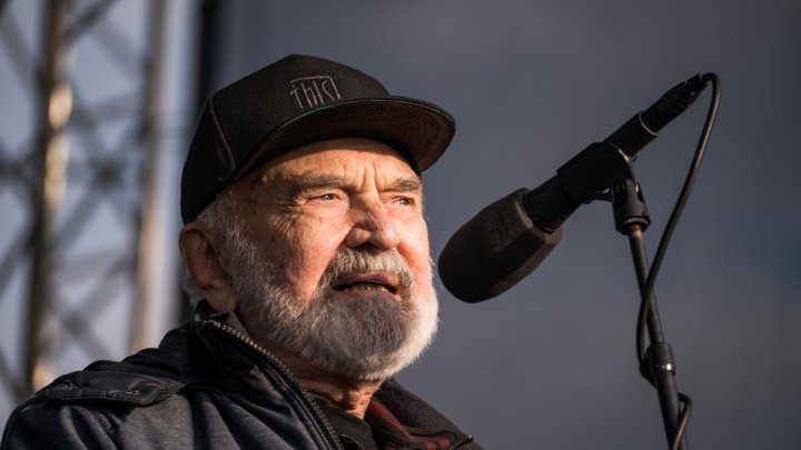 Lidé se sešli na Letenské pláni na shromáždění Milionu chvilek pro demokracii. (21.3.2026)