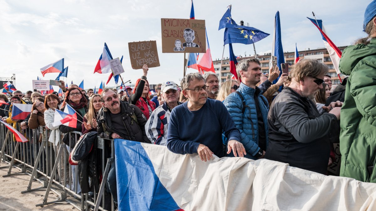 Lidé se sešli na Letenské pláni na shromáždění Milionu chvilek pro demokracii. (21.3.2026)