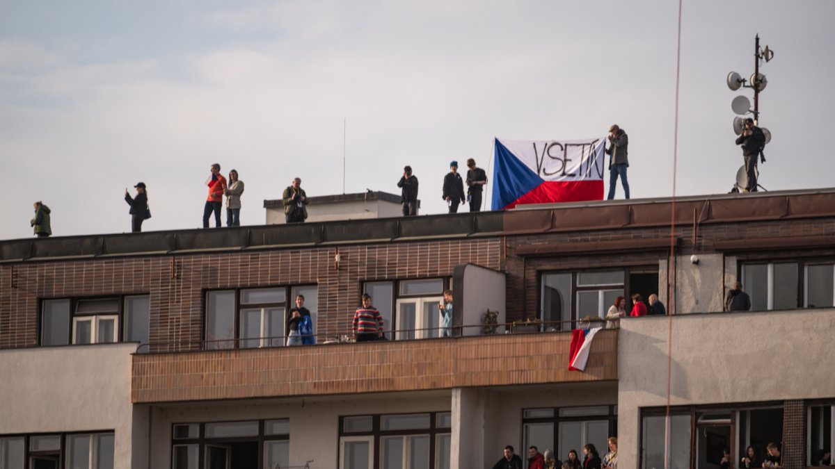 Lidé se sešli na Letenské pláni na shromáždění Milionu chvilek pro demokracii. (21.3.2026)