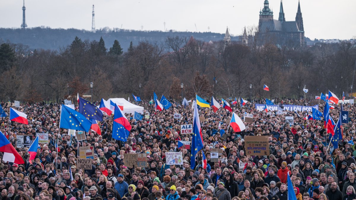 Lidé se sešli na Letenské pláni na shromáždění Milionu chvilek pro demokracii. (21.3.2026)