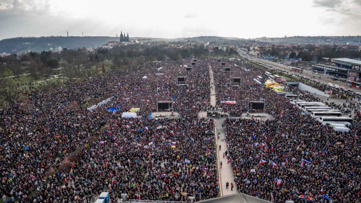 Lidé se sešli na Letenské pláni na shromáždění Milionu chvilek pro demokracii. (21.3.2026)