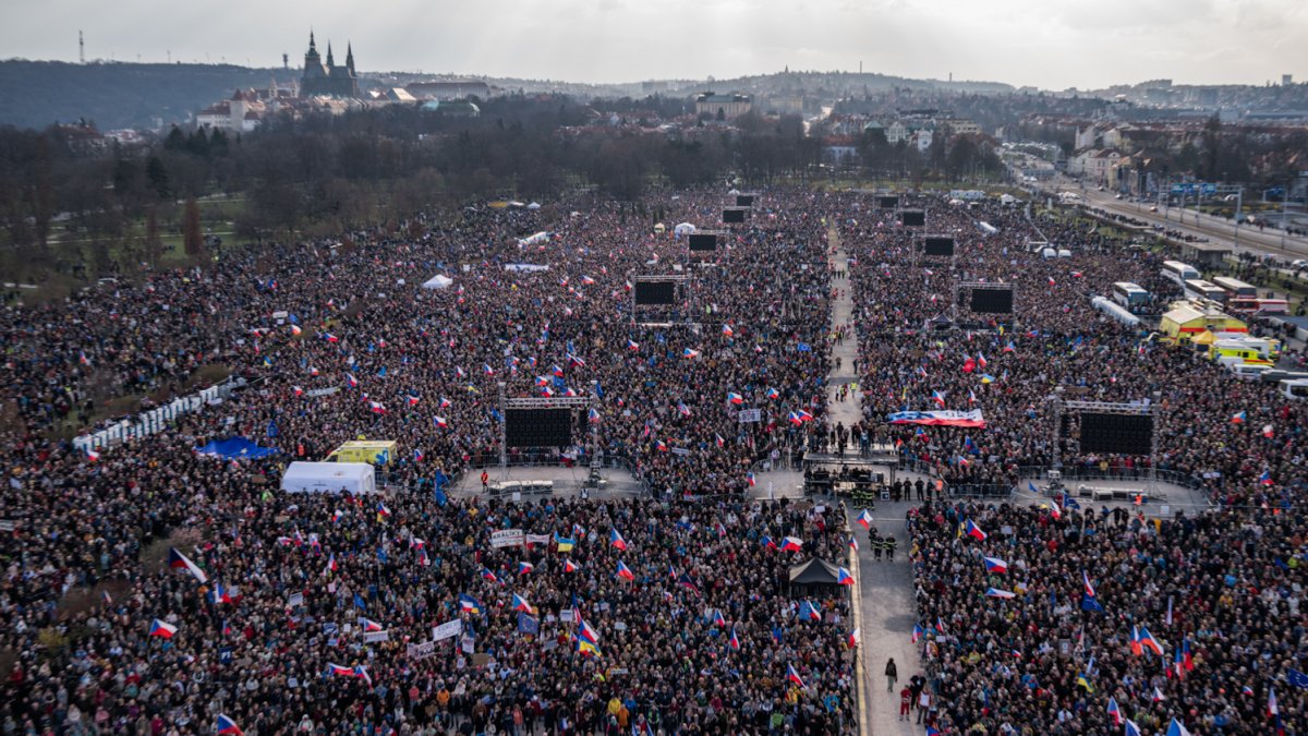 Lidé se sešli na Letenské pláni na shromáždění Milionu chvilek pro demokracii. (21.3.2026)