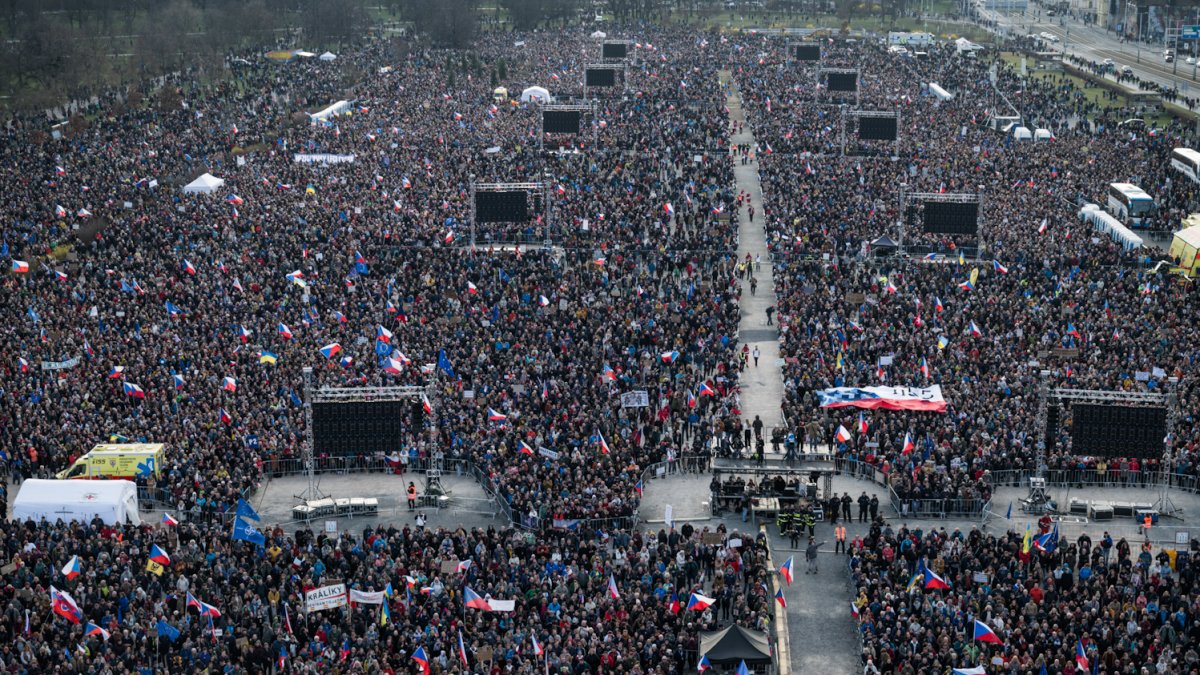 Lidé se sešli na Letenské pláni na shromáždění Milionu chvilek pro demokracii. (21.3.2026)