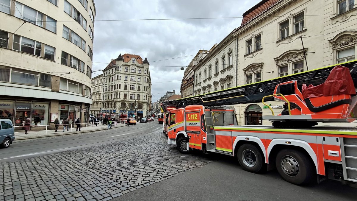 Hasiči zasahují u požáru opony v Divadle Komedie. (26.3.2026)