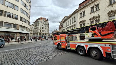 Hasiči zasahují u požáru opony v Divadle Komedie. (26.3.2026)