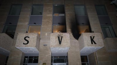 Policie vyšetřuje útok na Ruský dům v Praze. 