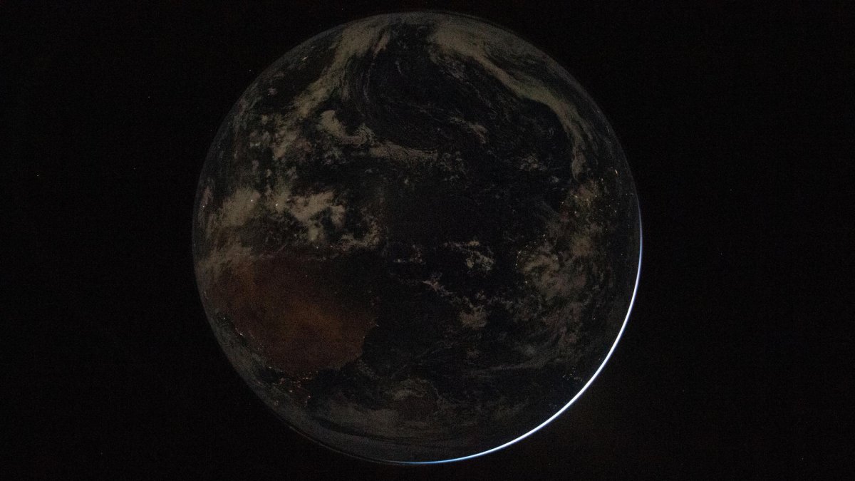 Posádka lodi Artemis II poslala na Zemi první snímky z vesmíru