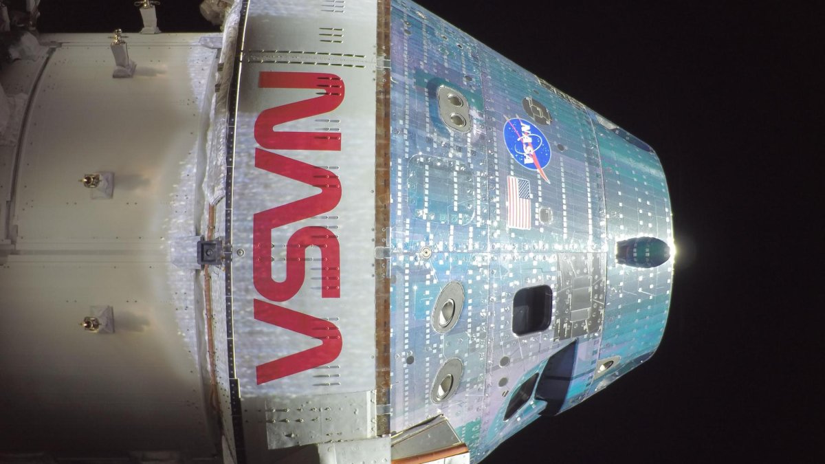 Posádka lodi Artemis II poslala na Zemi první snímky z vesmíru