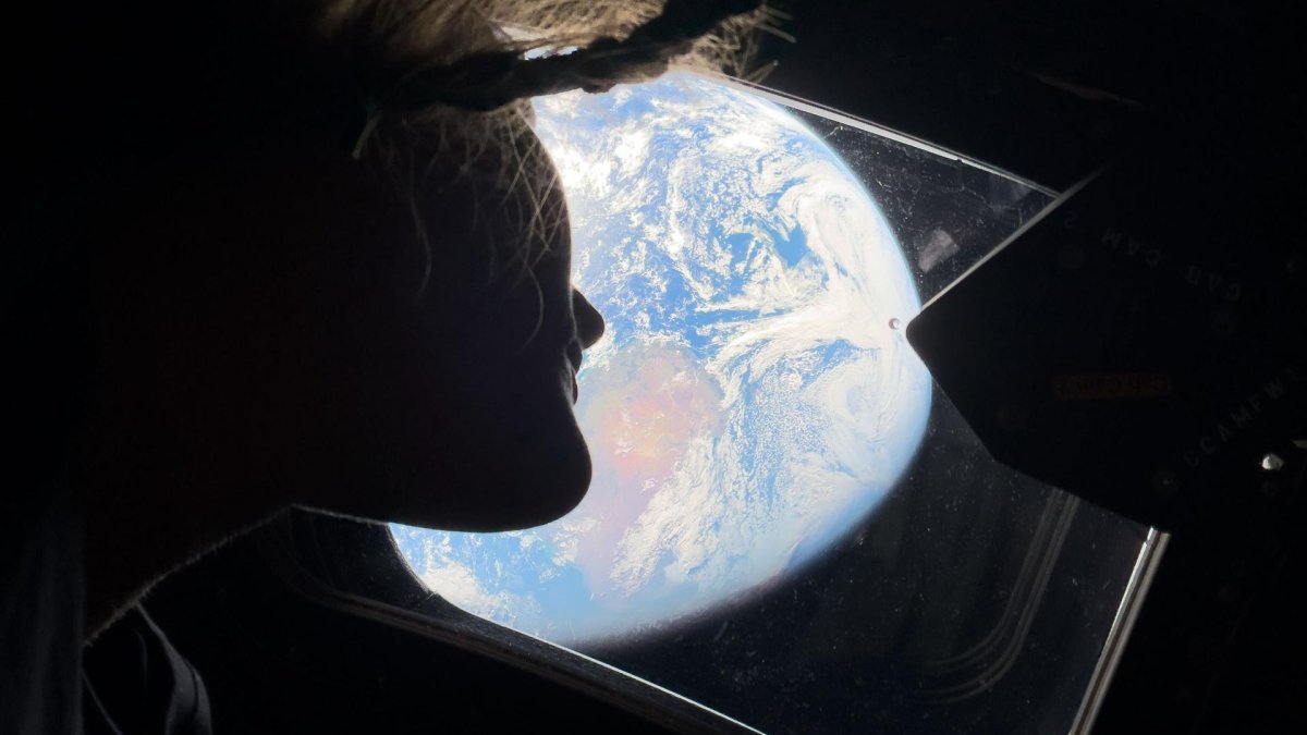 Posádka lodi Artemis II poslala na Zemi první snímky z vesmíru