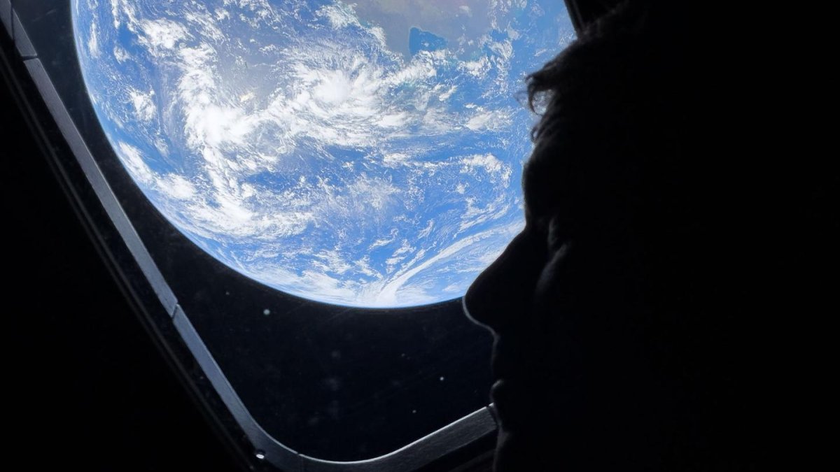 Posádka lodi Artemis II poslala na Zemi první snímky z vesmíru