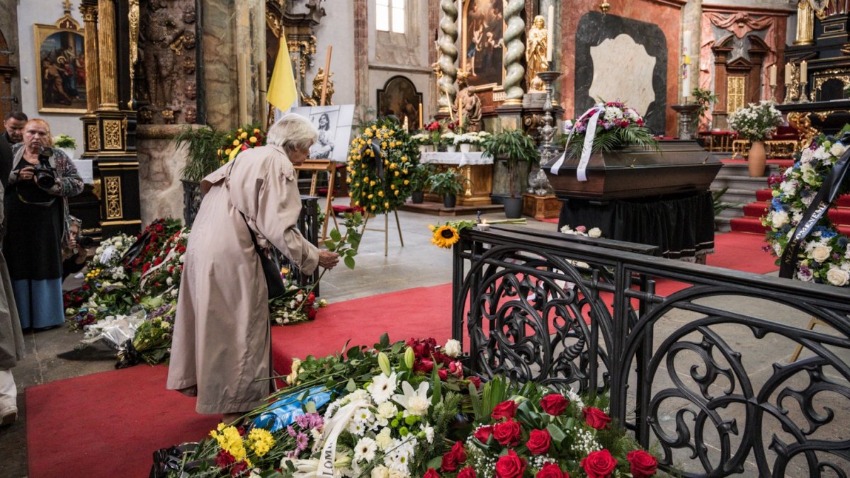 Češi se rozloučili s hercem Janem Potměšilem