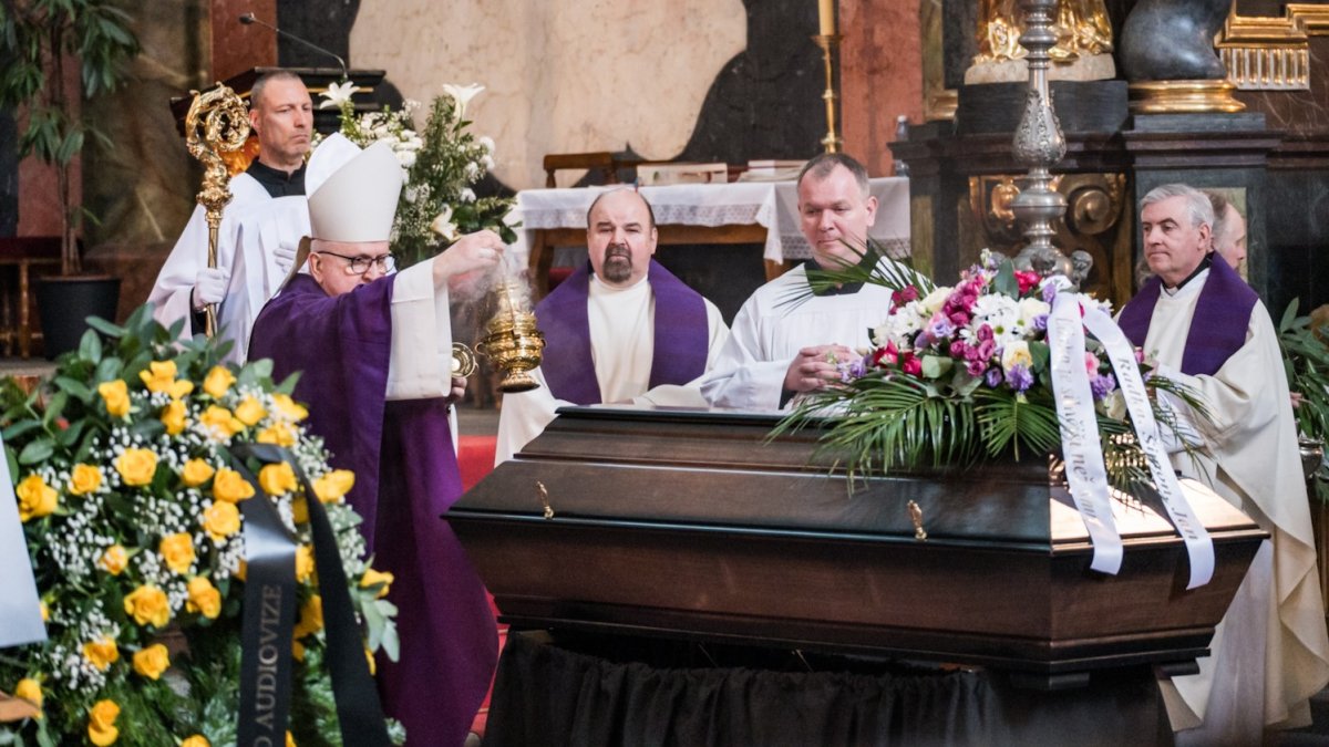 Češi se rozloučili s hercem Janem Potměšilem