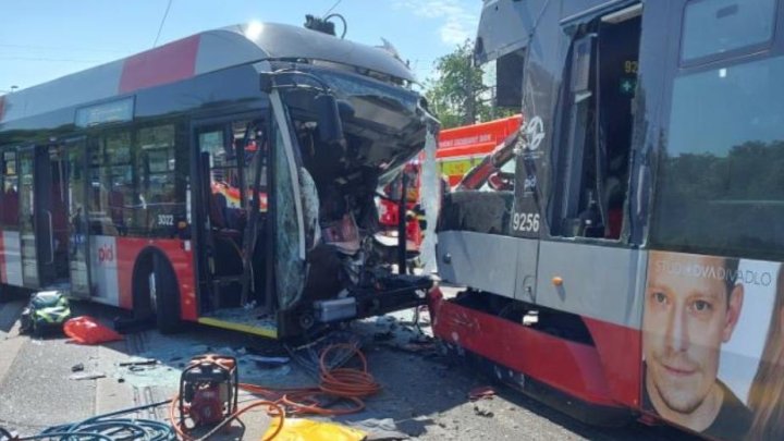 V Praze se srazily autobus a tramvaj. (19.5.2026)