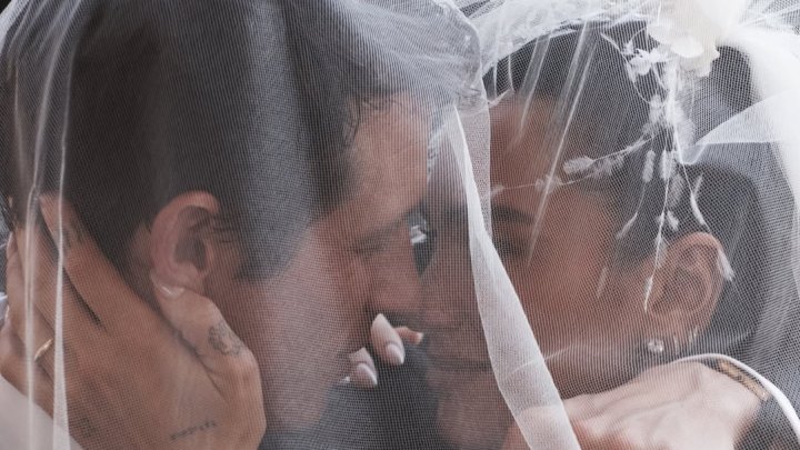 Dua Lipa zveřejnila fotky ze svatby