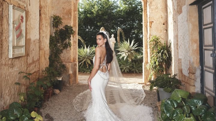 Dua Lipa zveřejnila fotky ze svatby