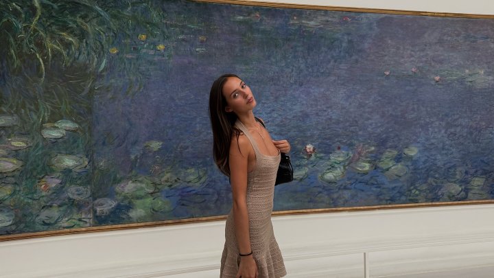 Charlotte Gottová na nové fotografii. 