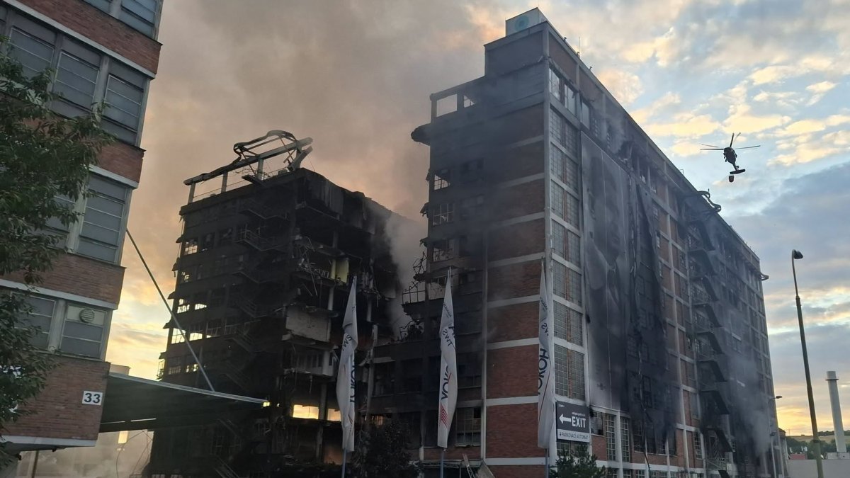 Hasiči pokračují s likvidací velkého požáru ve Zlíně. 