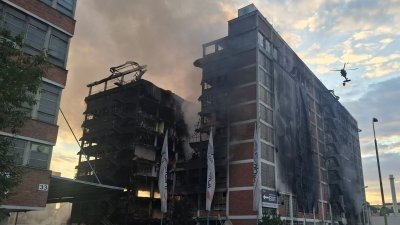 Hasiči pokračují s likvidací velkého požáru ve Zlíně. 