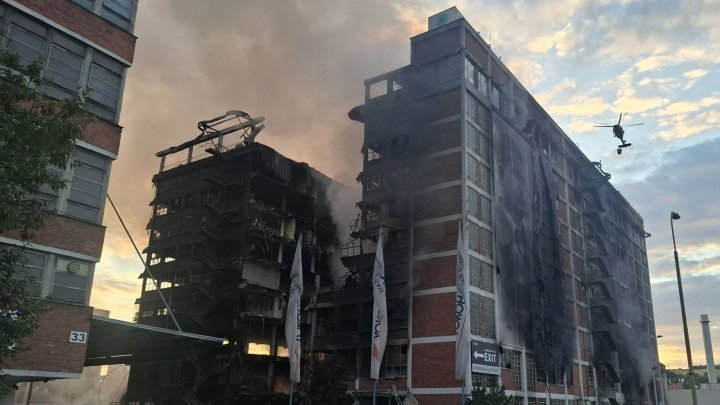 Hasiči pokračují s likvidací velkého požáru ve Zlíně. 