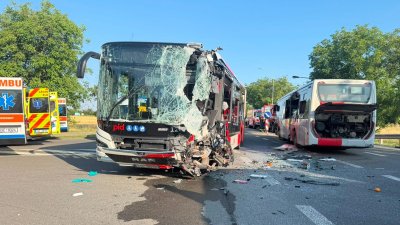 Na Kladensku se srazily dva autobusy. (15.7.2026)