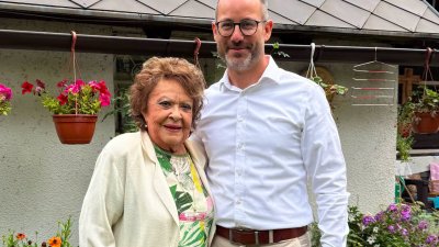 Jiřina Bohdalová se setkala s europoslancem Janem Farským. 