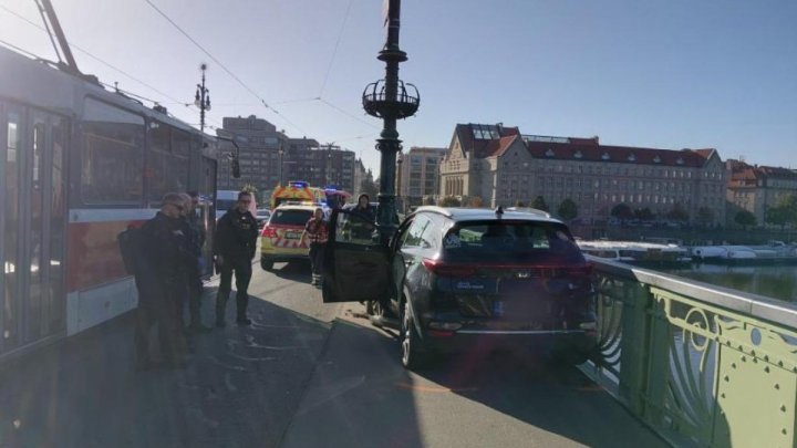Na Čechově mostě v Praze se stala vážná nehoda. (25.9.2026)