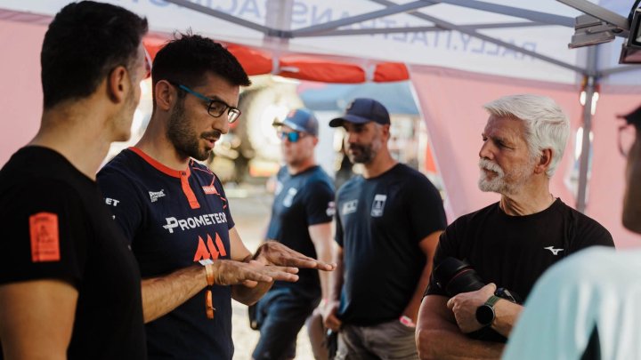 Petr Pavel v Maroku navštívil motorsportový tým. 
