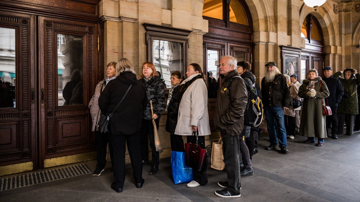 V Národním divadle se lidé rozloučili s Jiřím Štěpničkou. (20.10.2026)