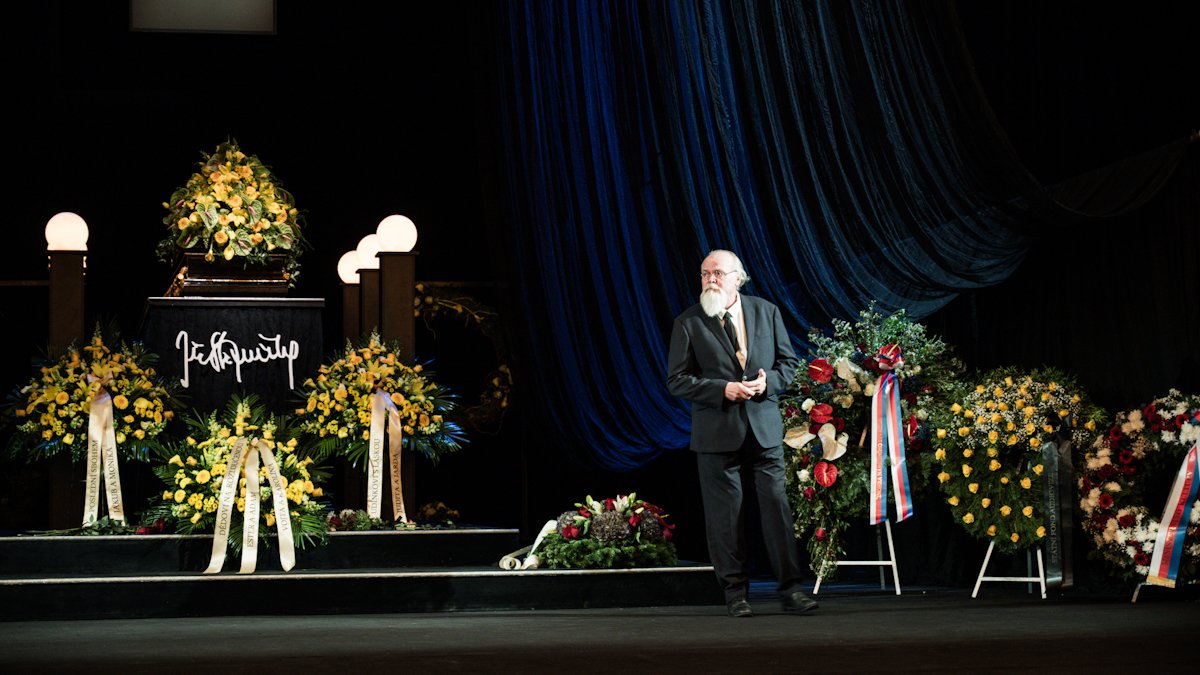 V Národním divadle se lidé rozloučili s Jiřím Štěpničkou. (20.10.2026)