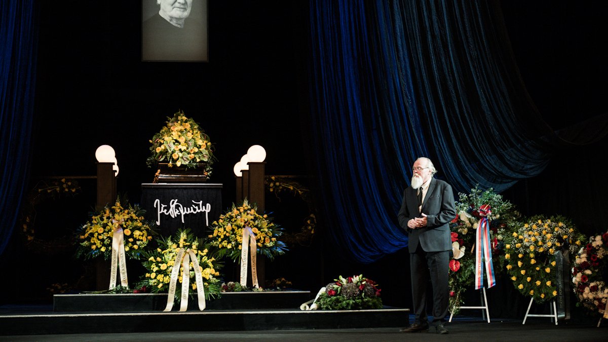 V Národním divadle se lidé rozloučili s Jiřím Štěpničkou. (20.10.2026)