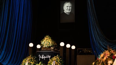V Národním divadle se lidé rozloučili s Jiřím Štěpničkou. (20.10.2026)