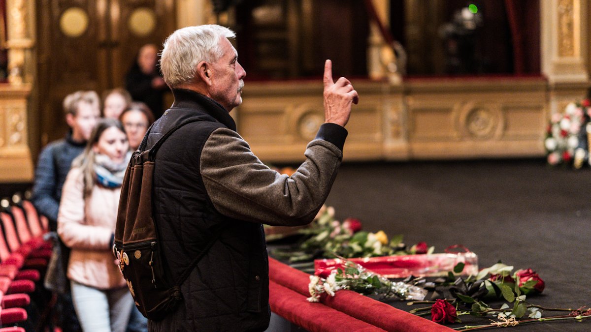 V Národním divadle se lidé rozloučili s Jiřím Štěpničkou. (20.10.2026)