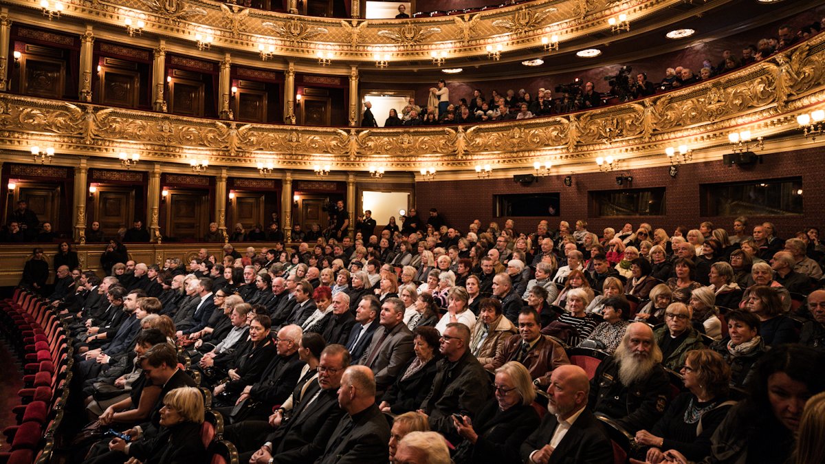 V Národním divadle se lidé rozloučili s Jiřím Štěpničkou. (20.10.2026)
