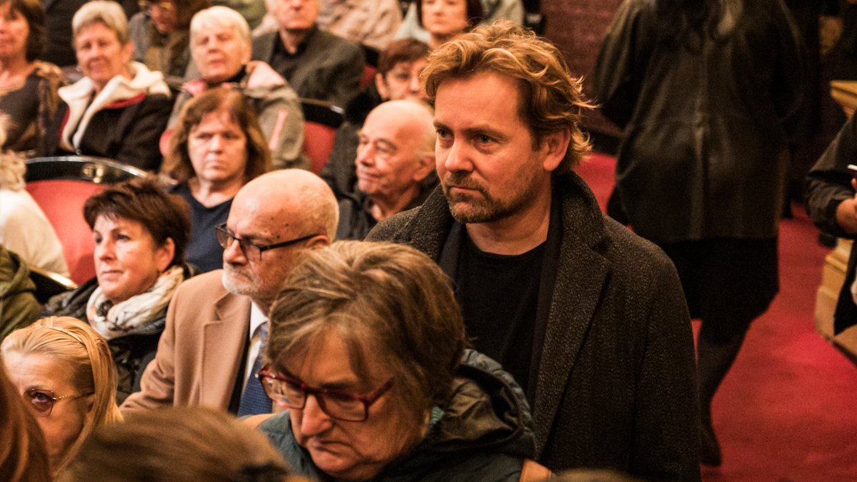 V Národním divadle se lidé rozloučili s Jiřím Štěpničkou. (20.10.2026)