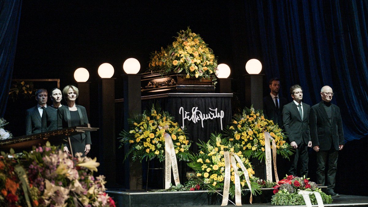 V Národním divadle se lidé rozloučili s Jiřím Štěpničkou. (20.10.2026)