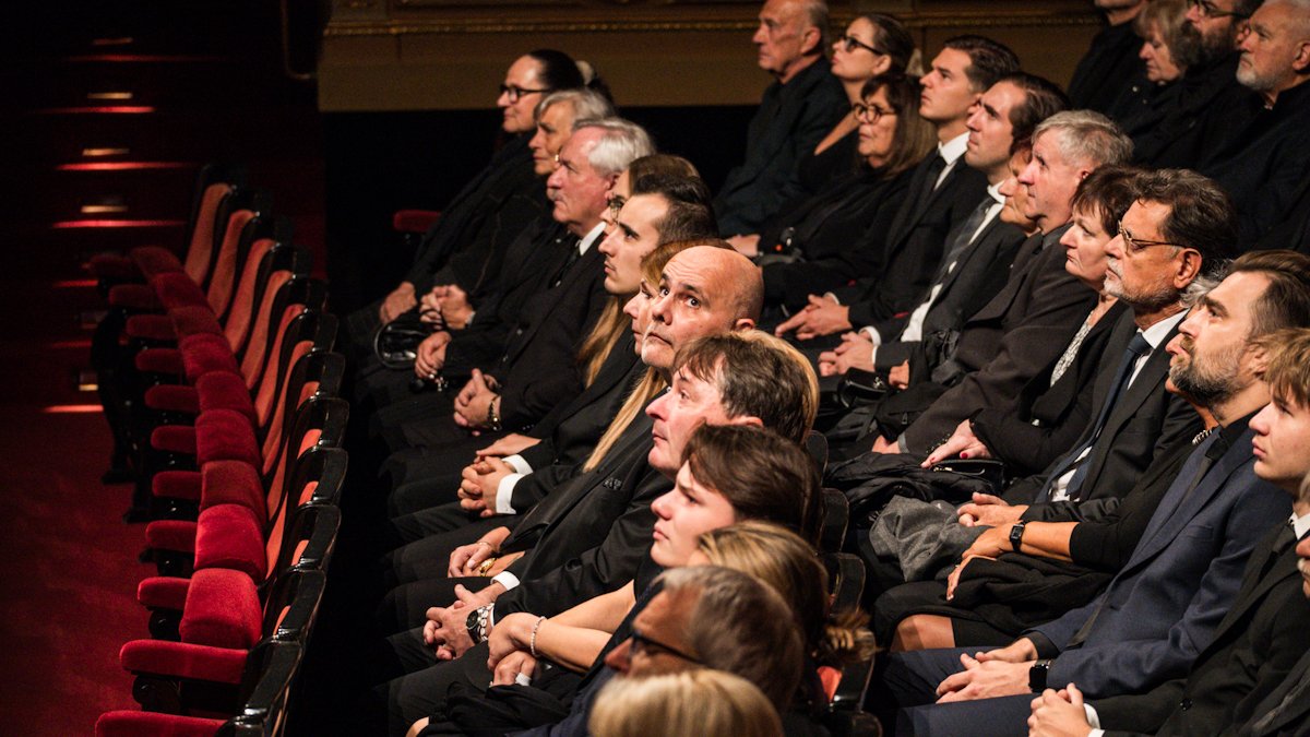 V Národním divadle se lidé rozloučili s Jiřím Štěpničkou. (20.10.2026)