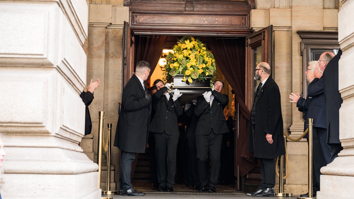 V Národním divadle se lidé rozloučili s Jiřím Štěpničkou. (20.10.2026)