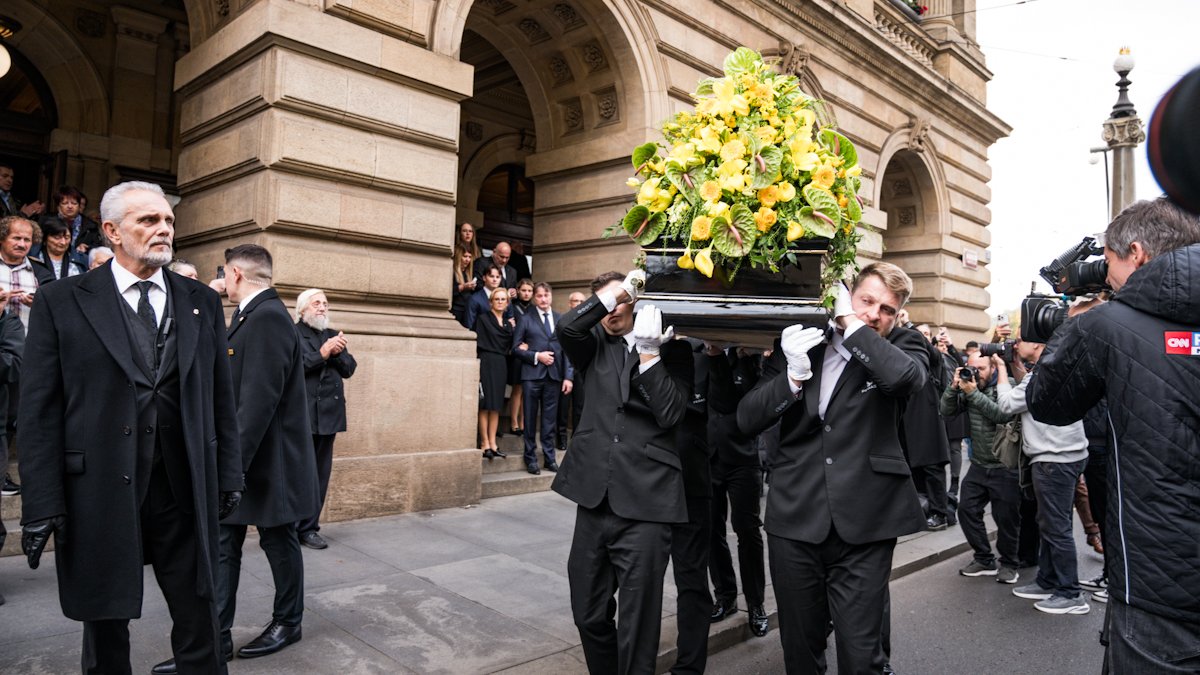 V Národním divadle se lidé rozloučili s Jiřím Štěpničkou. (20.10.2026)