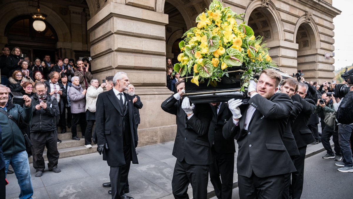 V Národním divadle se lidé rozloučili s Jiřím Štěpničkou. (20.10.2026)
