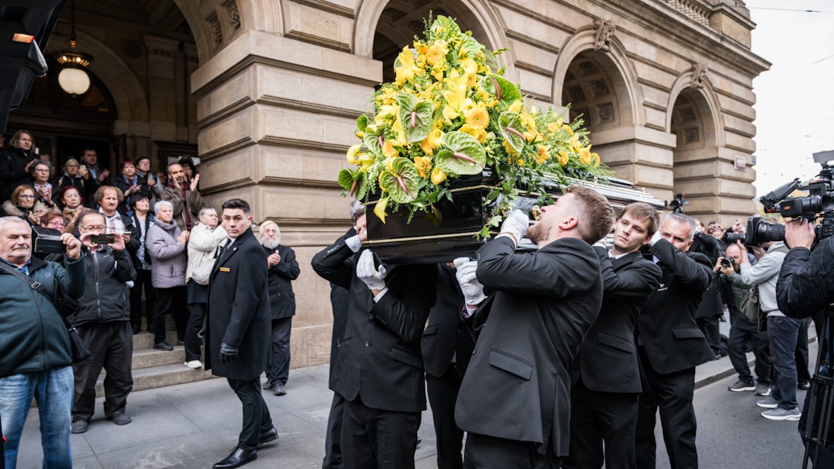 V Národním divadle se lidé rozloučili s Jiřím Štěpničkou. (20.10.2026)