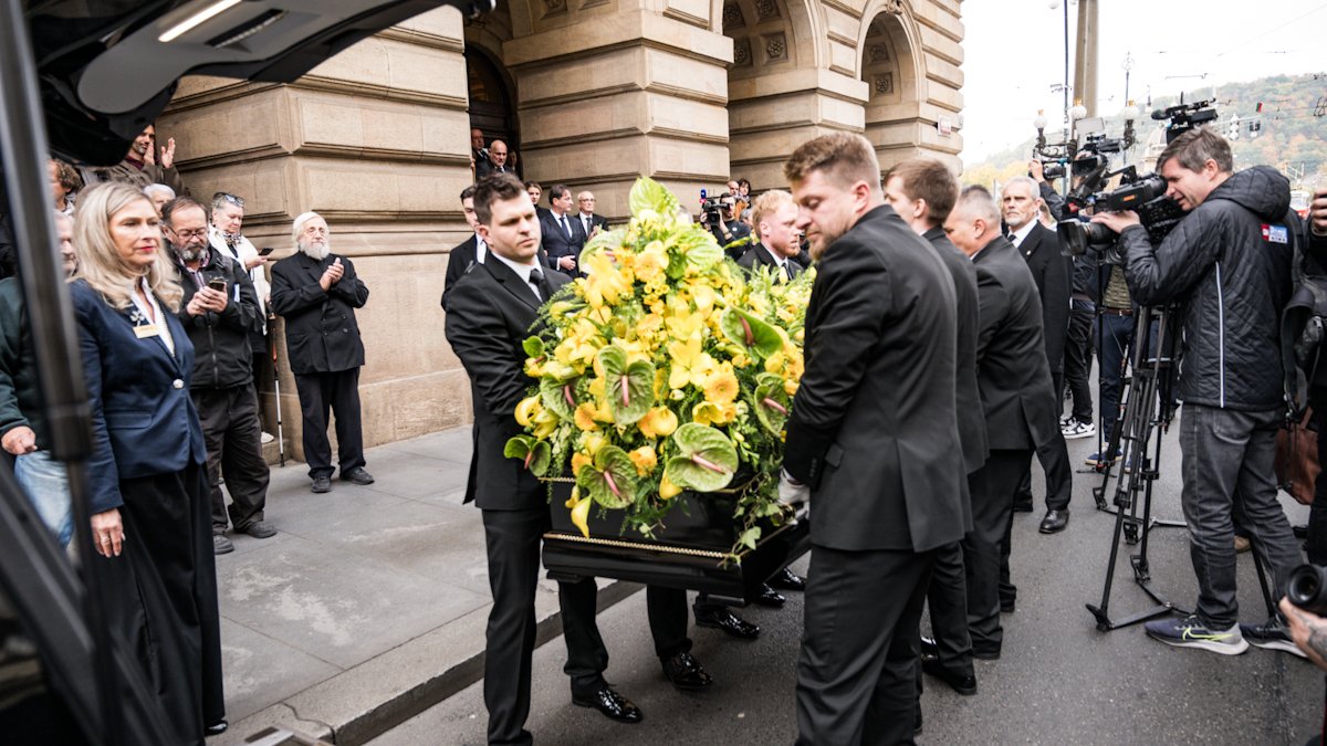 V Národním divadle se lidé rozloučili s Jiřím Štěpničkou. (20.10.2026)