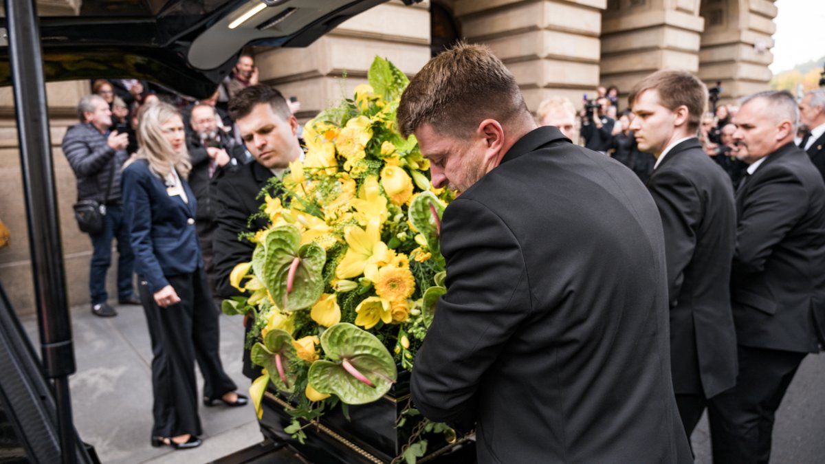 V Národním divadle se lidé rozloučili s Jiřím Štěpničkou. (20.10.2026)
