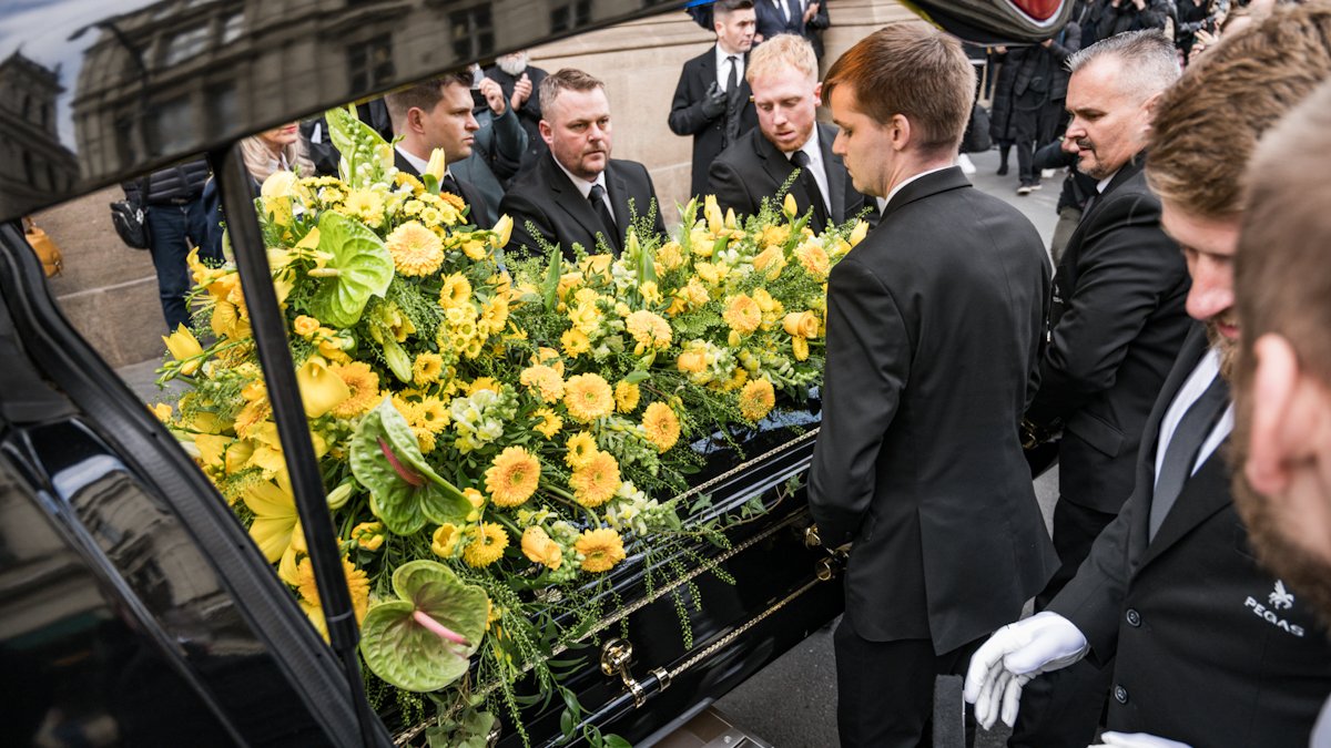 V Národním divadle se lidé rozloučili s Jiřím Štěpničkou. (20.10.2026)