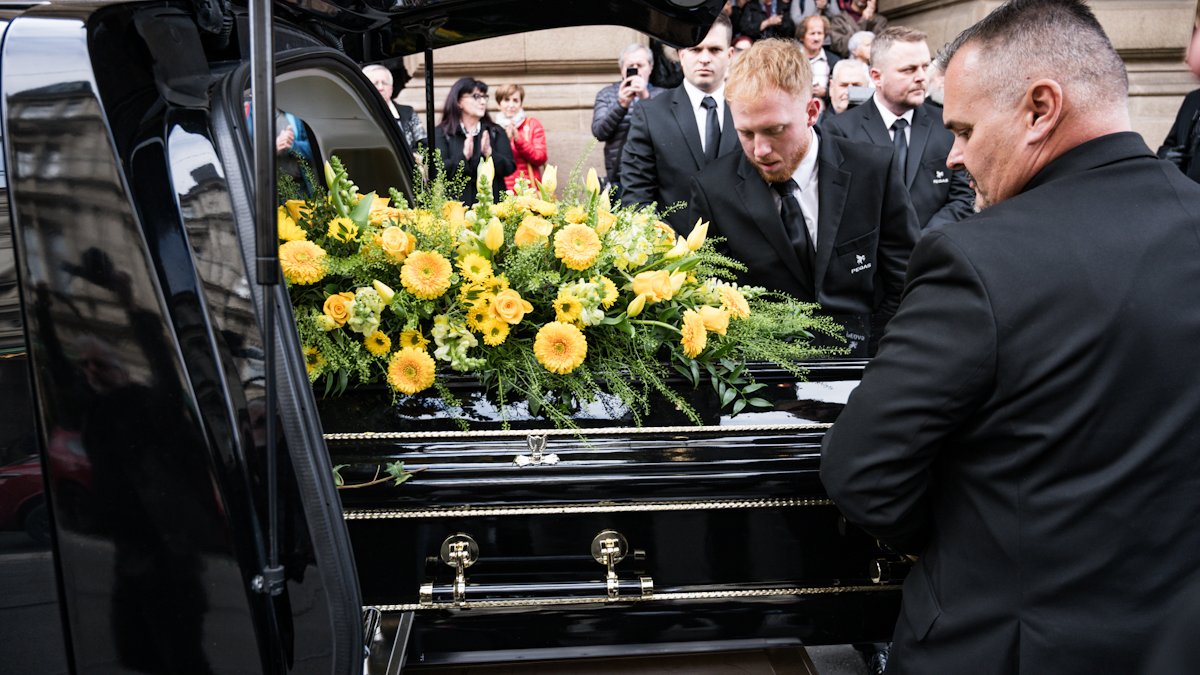 V Národním divadle se lidé rozloučili s Jiřím Štěpničkou. (20.10.2026)
