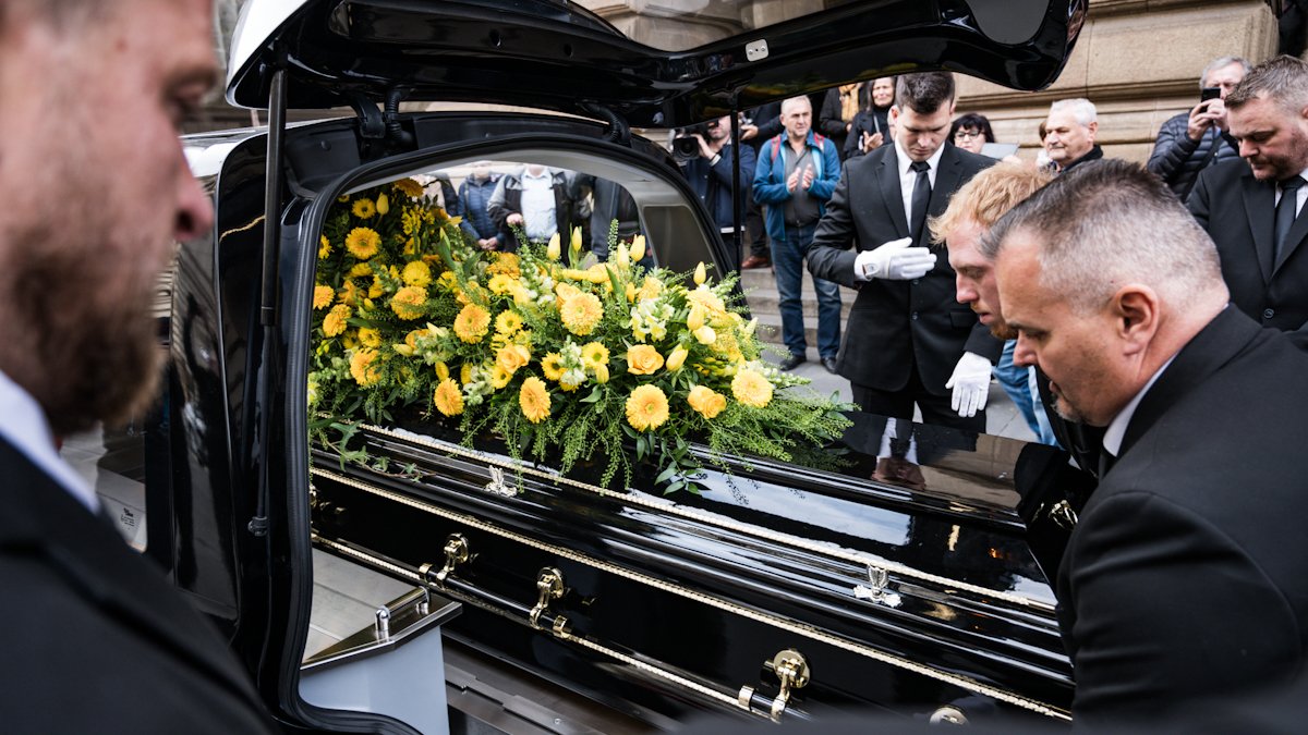 V Národním divadle se lidé rozloučili s Jiřím Štěpničkou. (20.10.2026)
